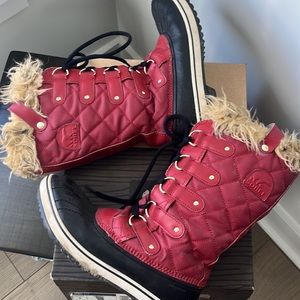 Used Sorel Tofino CVS Boots in chili pepper, black.
